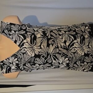 Chico's Travlers Revirsable Black, White tank top.